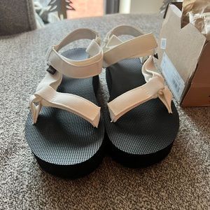 BRAND NEW teva flat form universal sandal in black and white